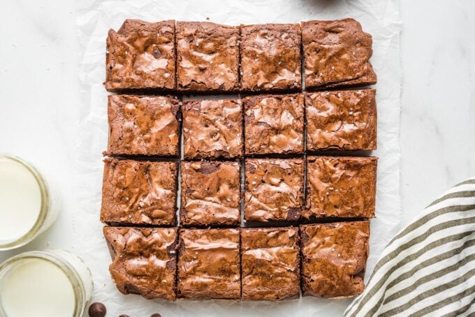 Brownies cut into 16 small squares.