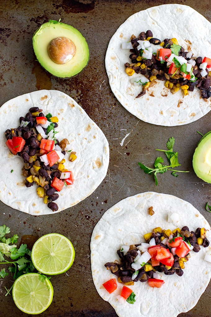 Spicy black bean tacos with corn and pico de gallo | A fast vegetarian Mexican dish, the best quick weeknight dinner and meatless meal!