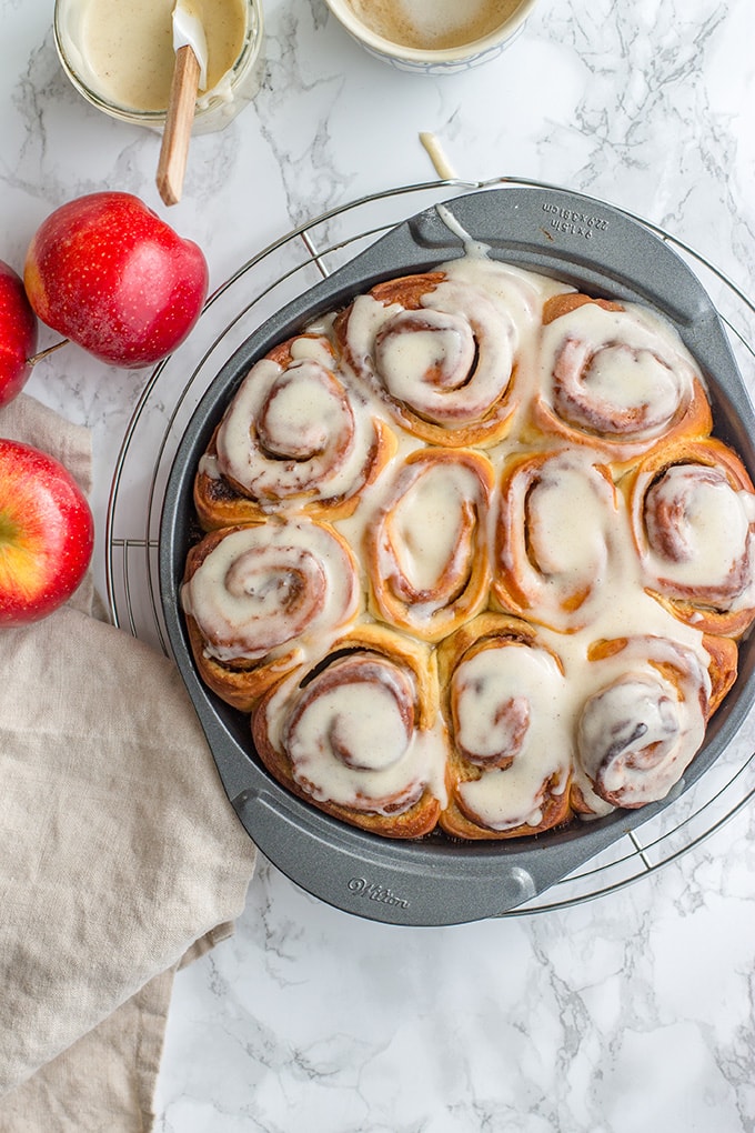 Overnight apple butter cinnamon rolls | Sweet, sticky cinnamon rolls with apple butter, brown sugar, and cinnamon cream cheese frosting. Prep overnight and bake in the morning for an easy make-ahead #brunch - #fallbaking #cinnamonrolls