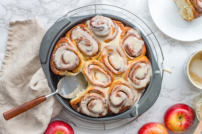 Overnight apple butter cinnamon rolls | Sweet, sticky cinnamon rolls with apple butter, brown sugar, and cinnamon cream cheese frosting. Prep overnight and bake in the morning for an easy make-ahead #brunch - #fallbaking #cinnamonrolls