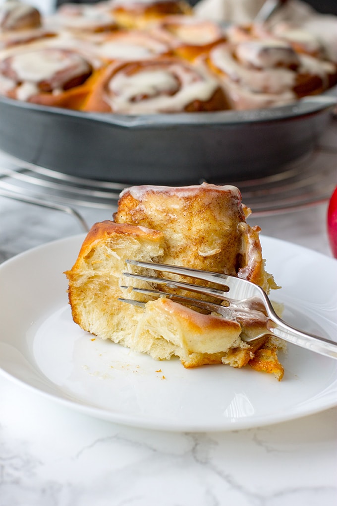 Overnight apple butter cinnamon rolls | Sweet, sticky cinnamon rolls with apple butter, brown sugar, and cinnamon cream cheese frosting. Prep overnight and bake in the morning for an easy make-ahead #brunch - #fallbaking #cinnamonrolls