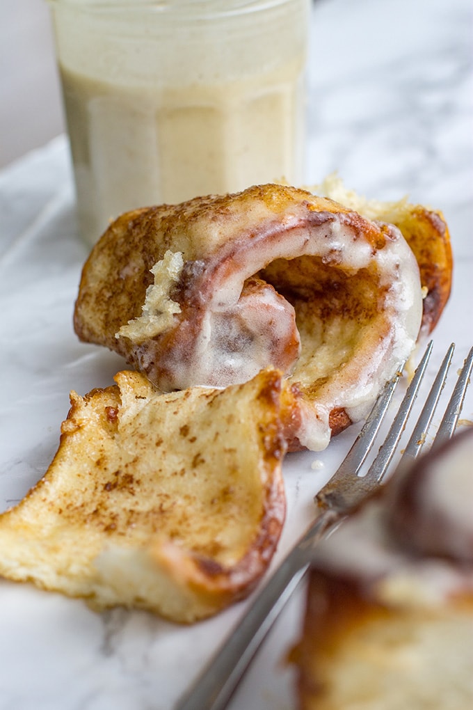 Overnight apple butter cinnamon rolls | Sweet, sticky cinnamon rolls with apple butter, brown sugar, and cinnamon cream cheese frosting. Prep overnight and bake in the morning for an easy make-ahead #brunch - #fallbaking #cinnamonrolls