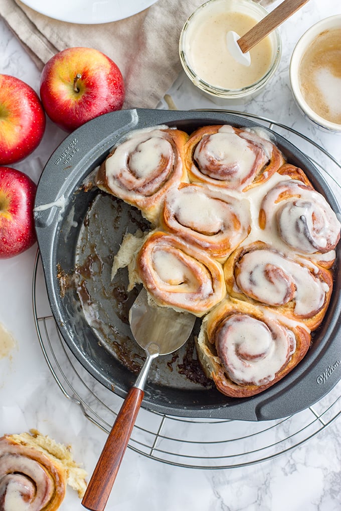Overnight apple butter cinnamon rolls | Sweet, sticky cinnamon rolls with apple butter, brown sugar, and cinnamon cream cheese frosting. Prep overnight and bake in the morning for an easy make-ahead #brunch - #fallbaking #cinnamonrolls