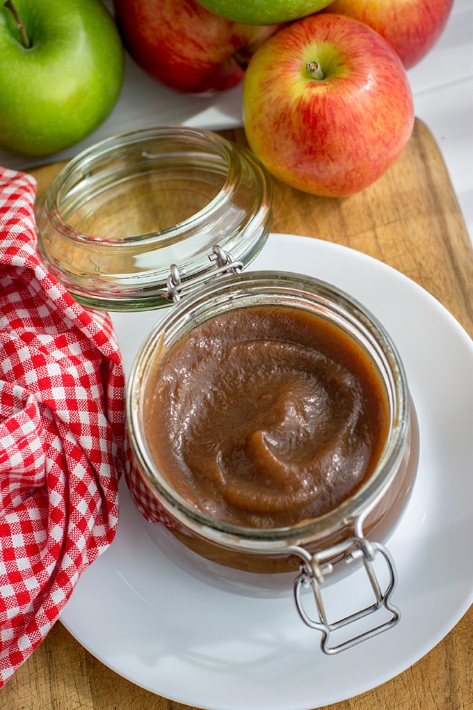 Crockpot apple butter sweetened with honey | Fall baking starts with this amazing homemade apple butter, made in the slow cooker, sweetened with honey. #applebutter #fallbaking #crockpot