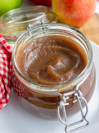 Crockpot honey apple butter | Fall baking starts with this amazing homemade apple butter, made in the slow cooker, sweetened with honey. #applebutter #fallbaking #crockpot