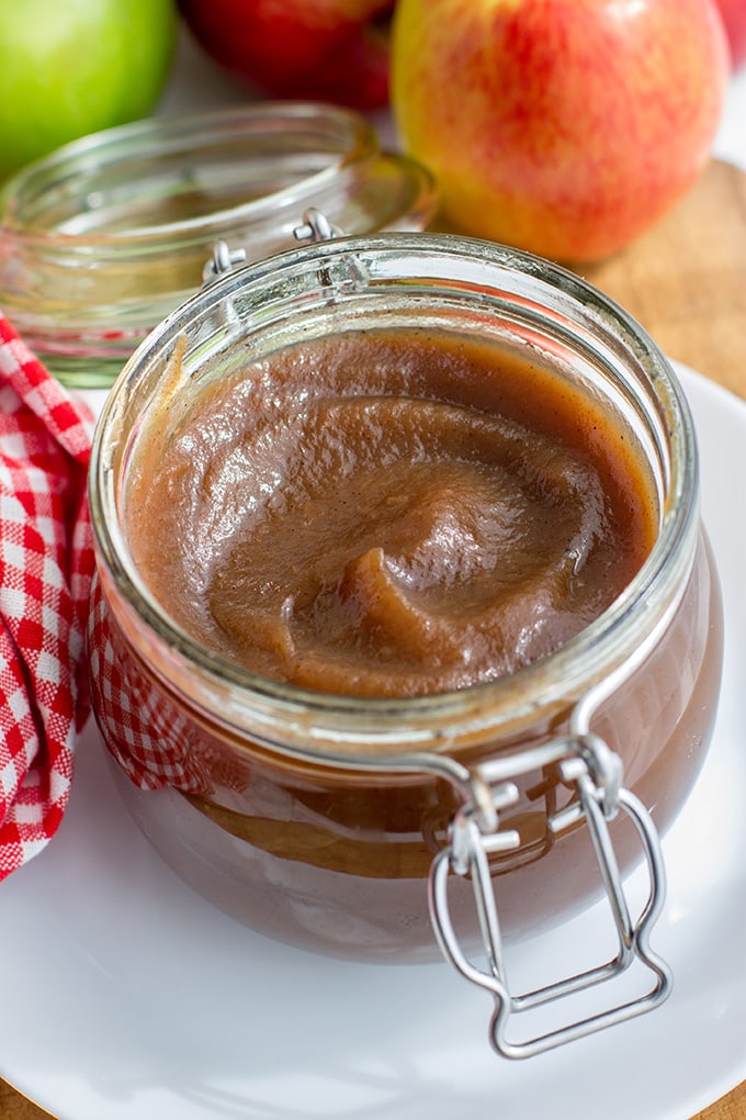 Crockpot honey apple butter | Fall baking starts with this amazing homemade apple butter, made in the slow cooker, sweetened with honey. #applebutter #fallbaking #crockpot
