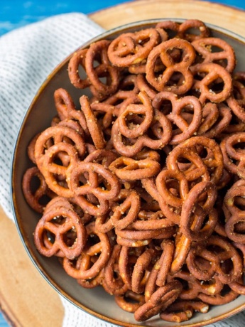 Crunchy honey mustard pretzels | A simple, easy, addictive snack for game day or after school treats. #footballsnacks #seasonedpretzels