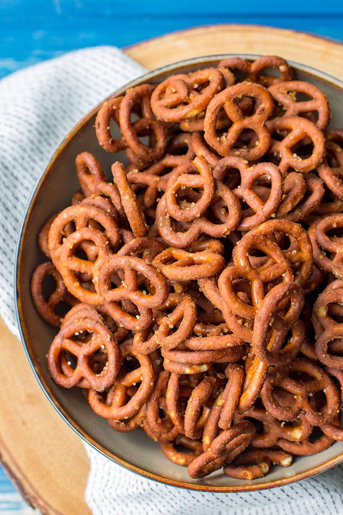 Crunchy honey mustard pretzels | A simple, easy, addictive snack for game day or after school treats. #footballsnacks #seasonedpretzels