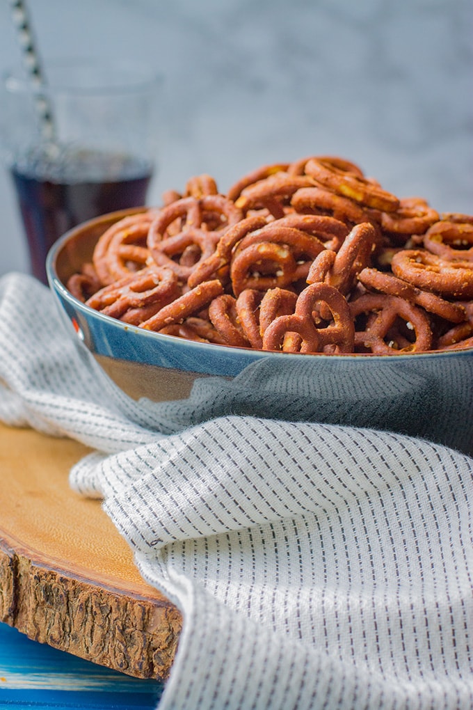 Crunchy honey mustard pretzels | A simple, easy, addictive snack for game day or after school treats. #footballsnacks #seasonedpretzels