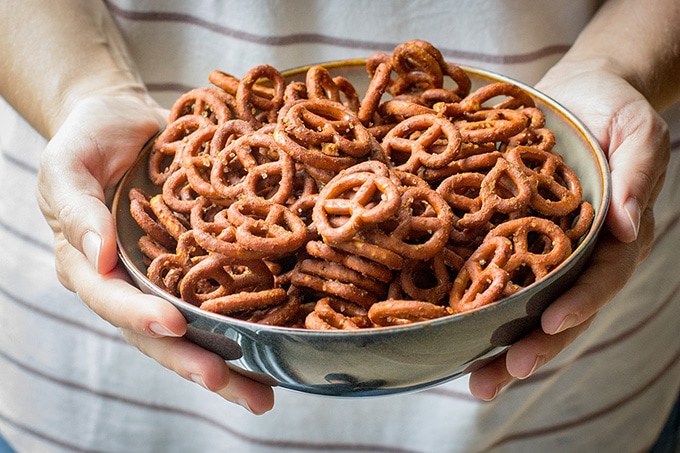 Crunchy honey mustard pretzels | A simple, easy, addictive snack for game day or after school treats. #footballsnacks #seasonedpretzels