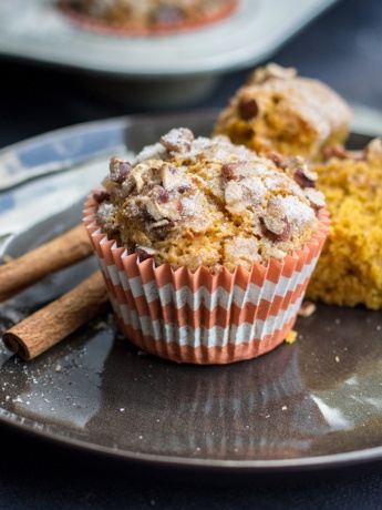 Pumpkin pecan streusel muffins | Sweet, moist pumpkin muffins topped with a cinnamon sugar pecan streusel. Delicious for fall and Thanksgiving brunch! #pumpkin #fallbaking