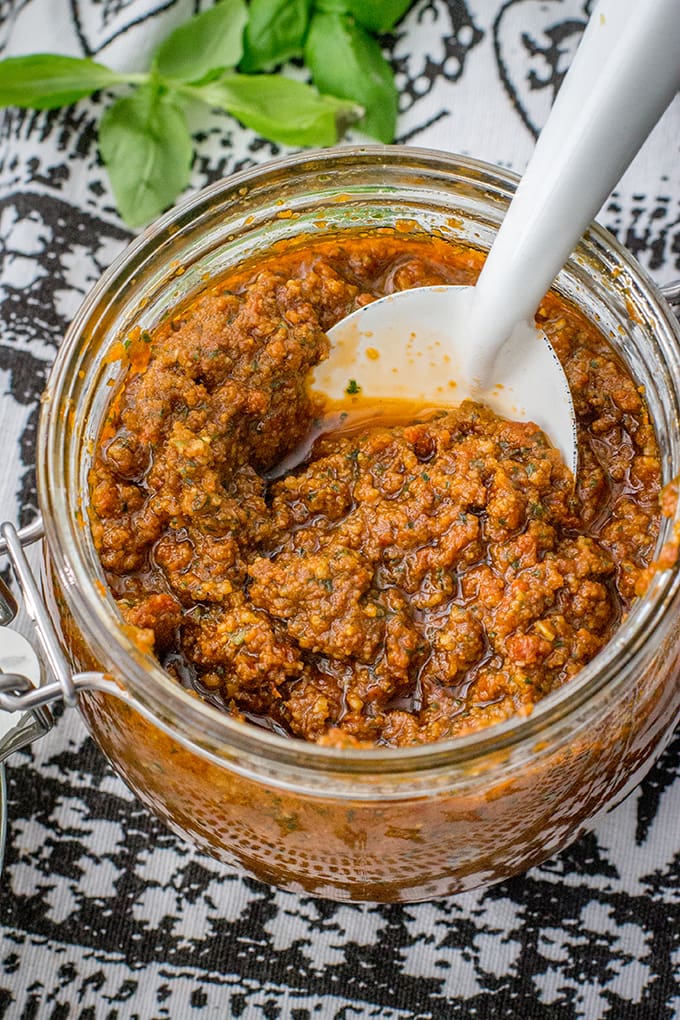 Homemade sun-dried tomato pesto | An easy, quick, from scratch pesto recipe, perfect for dips or on pasta or pizza for weeknight meals. #pesto #sundriedtomatoes