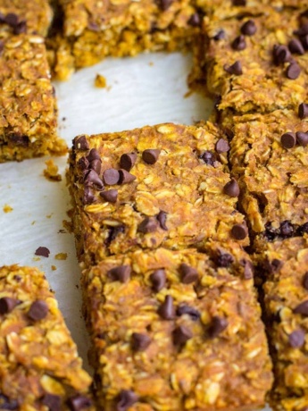 Pumpkin peanut butter oat breakfast bars are a wholesome fall treat, perfect for an on-the-go breakfast or quick healthy snack. #pumpkinrecipes #onthegobreakfast #healthysnacks