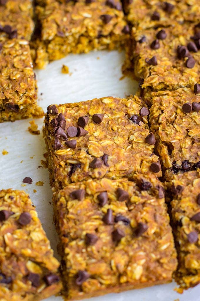 Pumpkin peanut butter oat breakfast bars are a wholesome fall treat, perfect for an on-the-go breakfast or quick healthy snack. #pumpkinrecipes #onthegobreakfast #healthysnacks