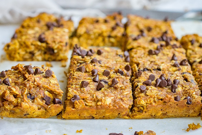 Pumpkin peanut butter oat breakfast bars are a wholesome fall treat, perfect for an on-the-go breakfast or quick healthy snack. #pumpkinrecipes #onthegobreakfast #healthysnacks