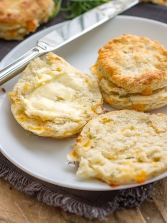 Rosemary cheddar buttermilk biscuits | Flaky, buttery layers, a perfect side for soup, chili, Thanksgiving, or any cozy meal. #thanksgivingsides #biscuits