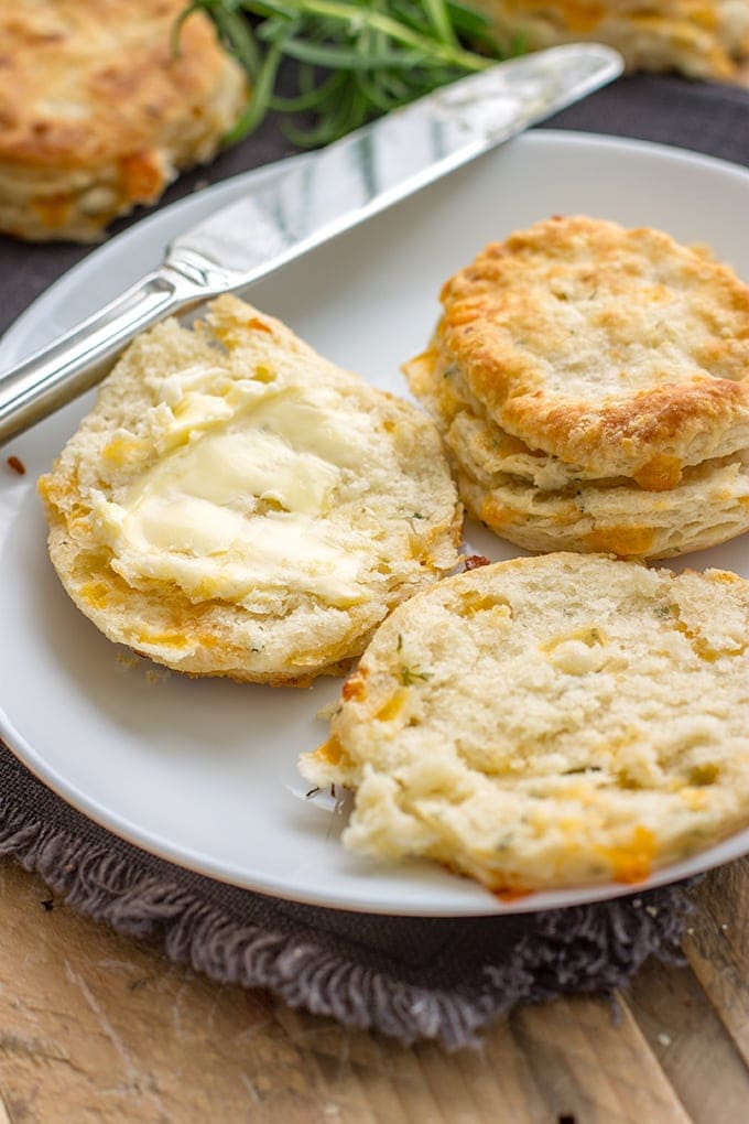 Rosemary cheddar buttermilk biscuits | Flaky, buttery layers, a perfect side for soup, chili, Thanksgiving, or any cozy meal. #thanksgivingsides #biscuits