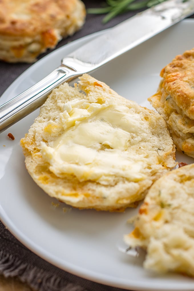 Rosemary cheddar buttermilk biscuits | Flaky, buttery layers, a perfect side for soup, chili, Thanksgiving, or any cozy meal. #thanksgivingsides #biscuits