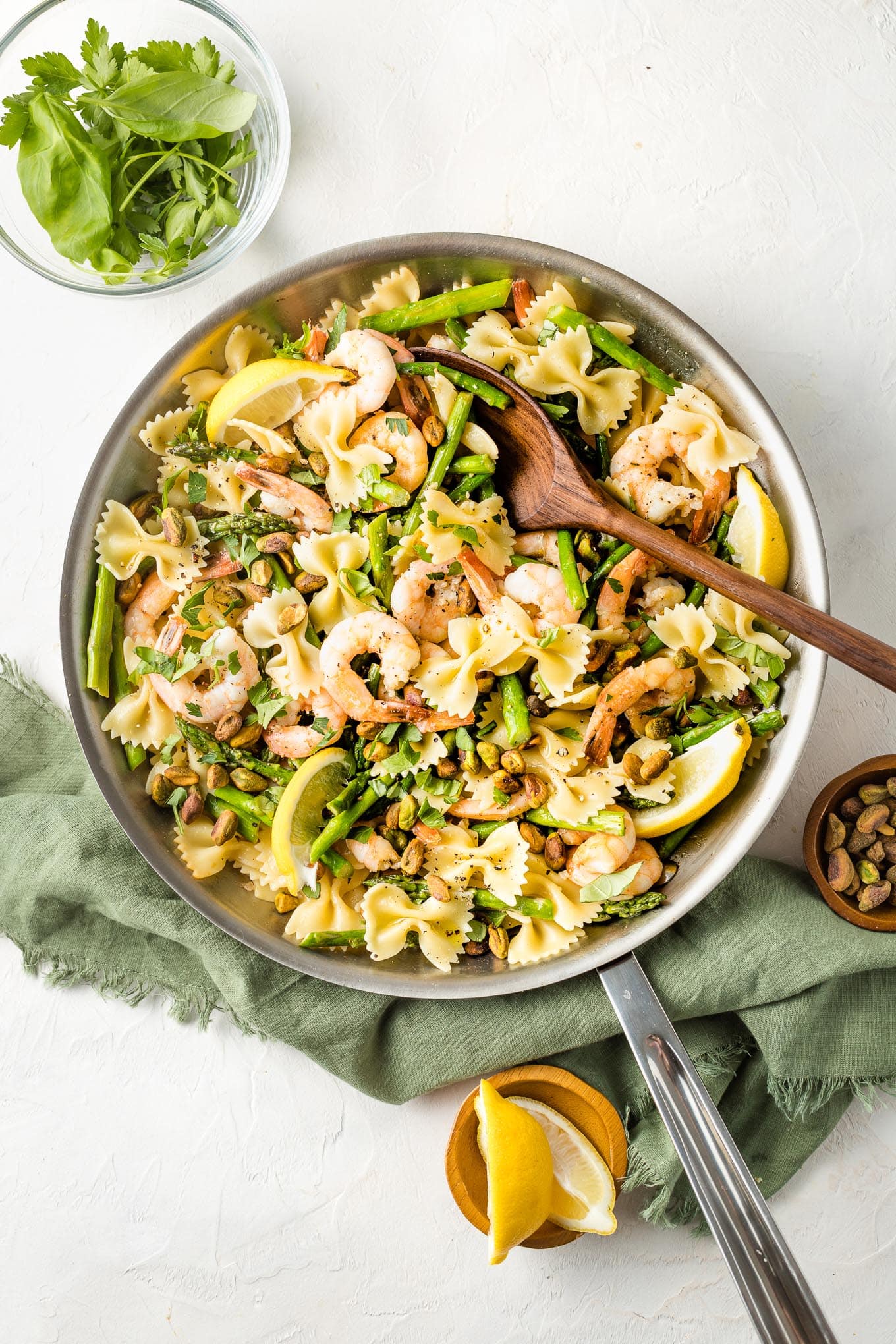 https://www.nourish-and-fete.com/wp-content/uploads/2019/03/lemon-asparagus-shrimp-pasta-5.jpg