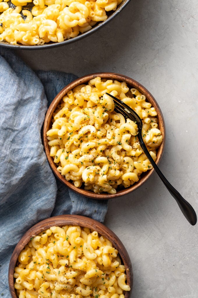 Bowls of one pot mac and cheese, served and ready to dig in.