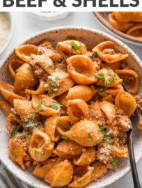 Looking for a quick, flavor-packed dinner that comes together in a flash? This chili garlic beef and shells recipe is ready in just 20 minutes and delivers the perfect combo of savory ground beef, tender pasta shells, and a creamy chili garlic sauce. It’s a one-pan wonder that’s weeknight-friendly, kid-approved, and full of pantry staples.