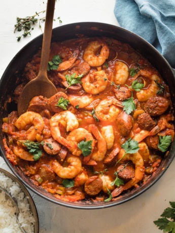Shrimp and sausage jambalaya without rice in a large cast iron skillet, ready to serve.