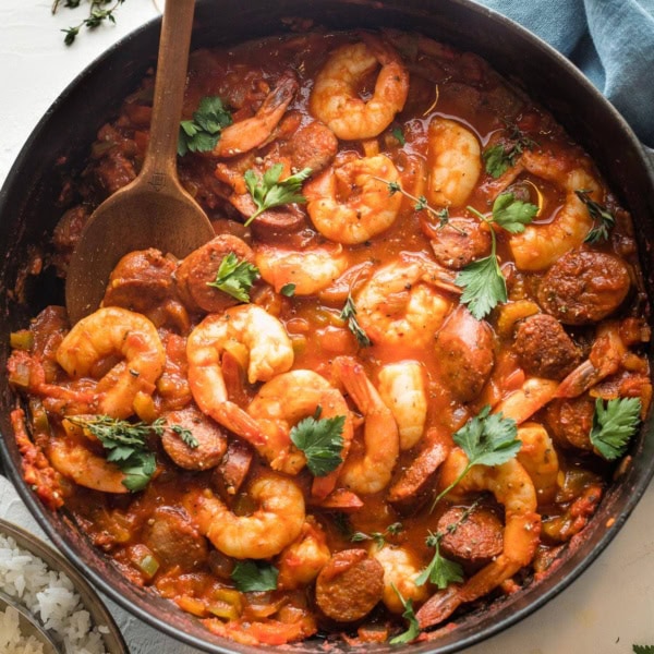 Shrimp and sausage jambalaya without rice in a large cast iron skillet, ready to serve.