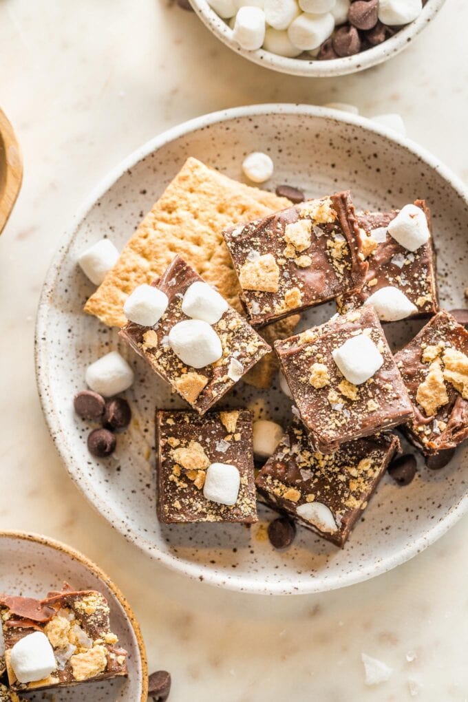 Plate of s'mores fudge.