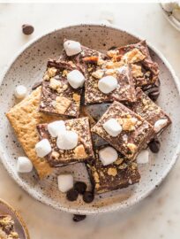 The easiest and best S'mores Fudge -- 10 minutes to prep, 5 ingredients, and no baking needed! Perfect for summer and making with kids!