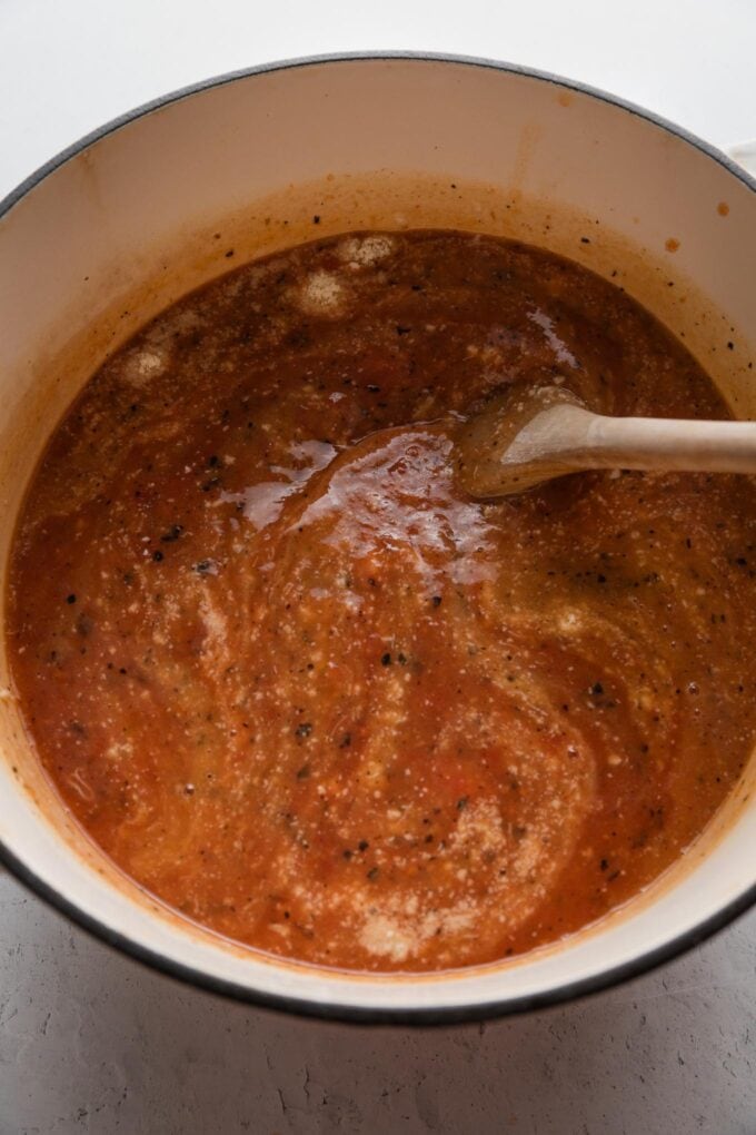 Smoothing out a mixture into a quick homemade tomato soup.